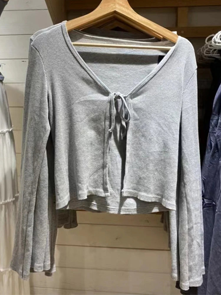 تيشيرتات نسائية كاجوال سادة ضيقة، صيفية 2022، مثيرة، بياقة على شكل حرف V، برباط، قطن مضلع، قصيرة، بتصميم Y2k، لطيفة، بأكمام طويلة.