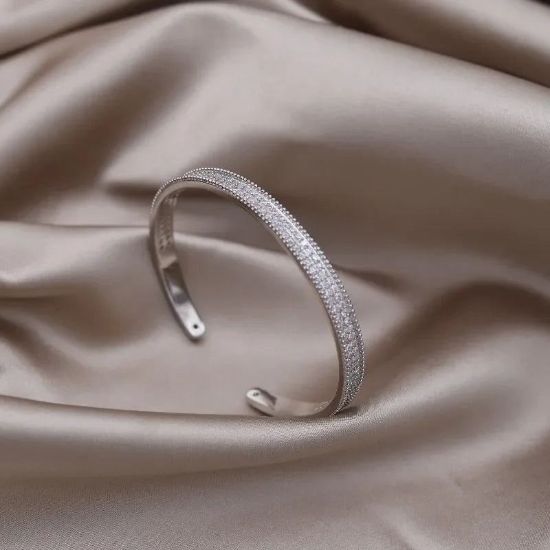 2024 تصميم جديد فرنسي مجوهرات الأزياء مطلية بلونين الزركون حرف X سوار افتتاحي أنيق للنساء إكسسوارات العمل اليومية