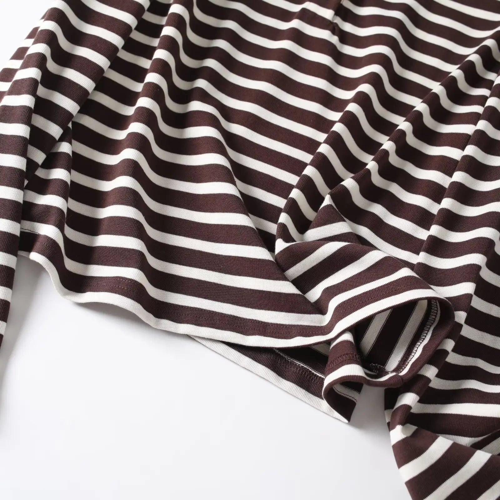 تي شيرت نسائي جديد مخطط بأكمام طويلة بتصميم أوروبي وأمريكي لخريف 2025، تي شيرت نسائي كاجوال بأكمام طويلة