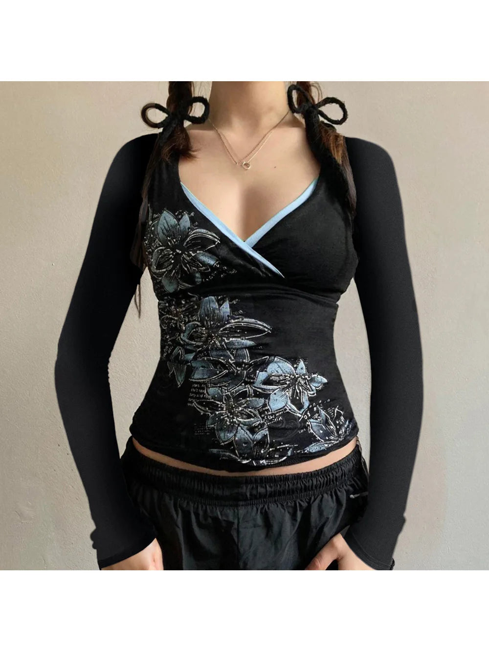 تي شيرت Y2K Millennium Spicy Girl Retro Floral Print Autumn بأكمام طويلة وقصّة صدر متقاطعة وفتحة رقبة على شكل حرف V