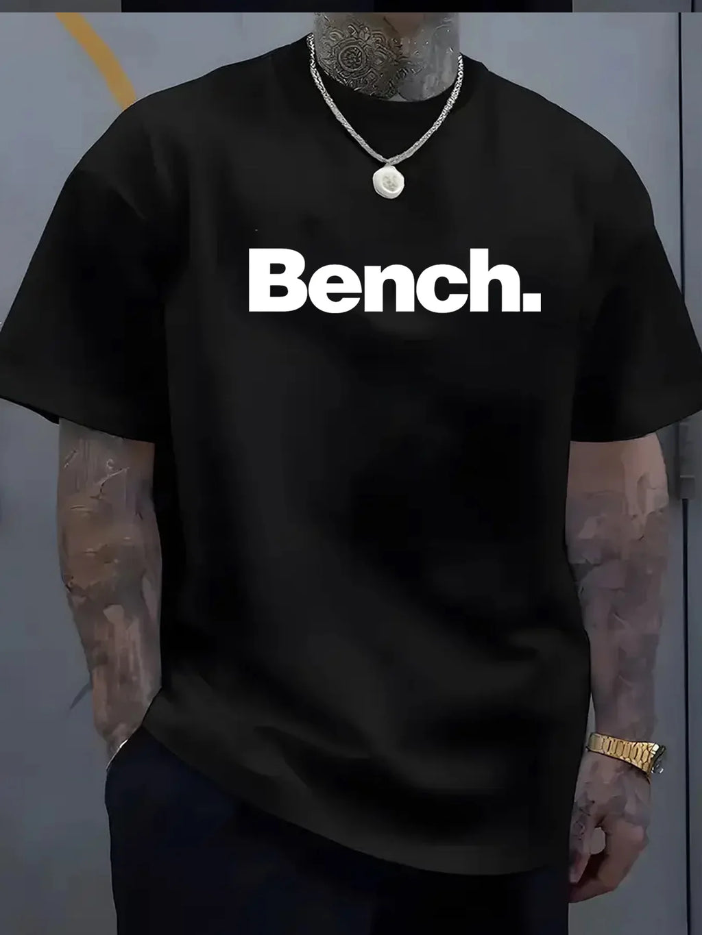 تيشيرت رجالي صيفي عالي الجودة مصنوع من القطن بنسبة 100%، بتصميم عصري وعصري، مناسب للرياضة والأنشطة غير الرسمية، بقصة فضفاضة وطبعة مميزة، وياقة دائرية وأكمام قصيرة.