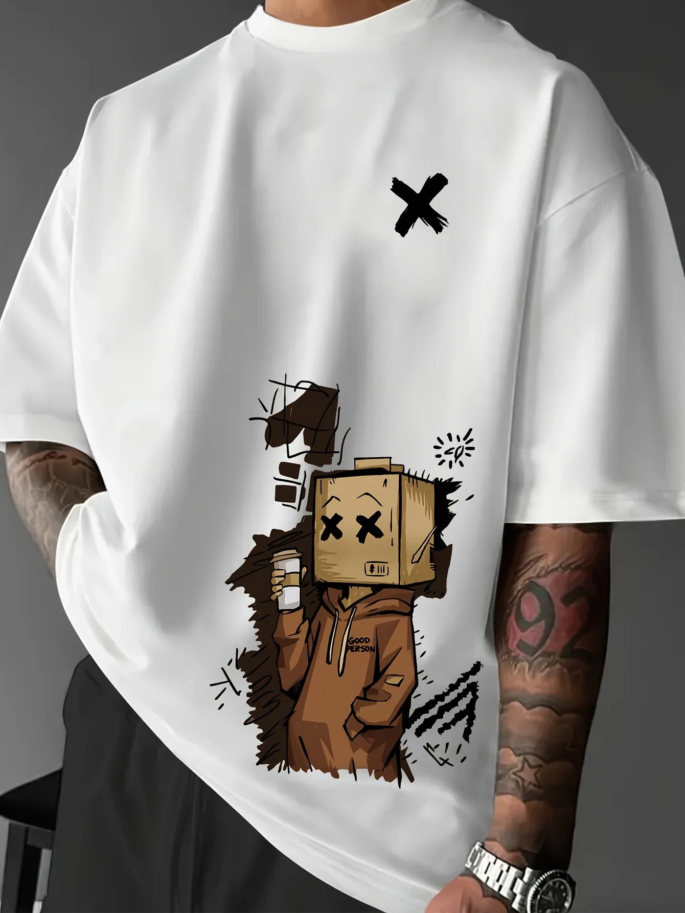 تيشيرت رجالي عصري فضفاض مطبوع عليه رسومات جرافيتي على شكل دمية، مصنوع من القطن الخالص 100%، بياقة دائرية وأكمام قصيرة.