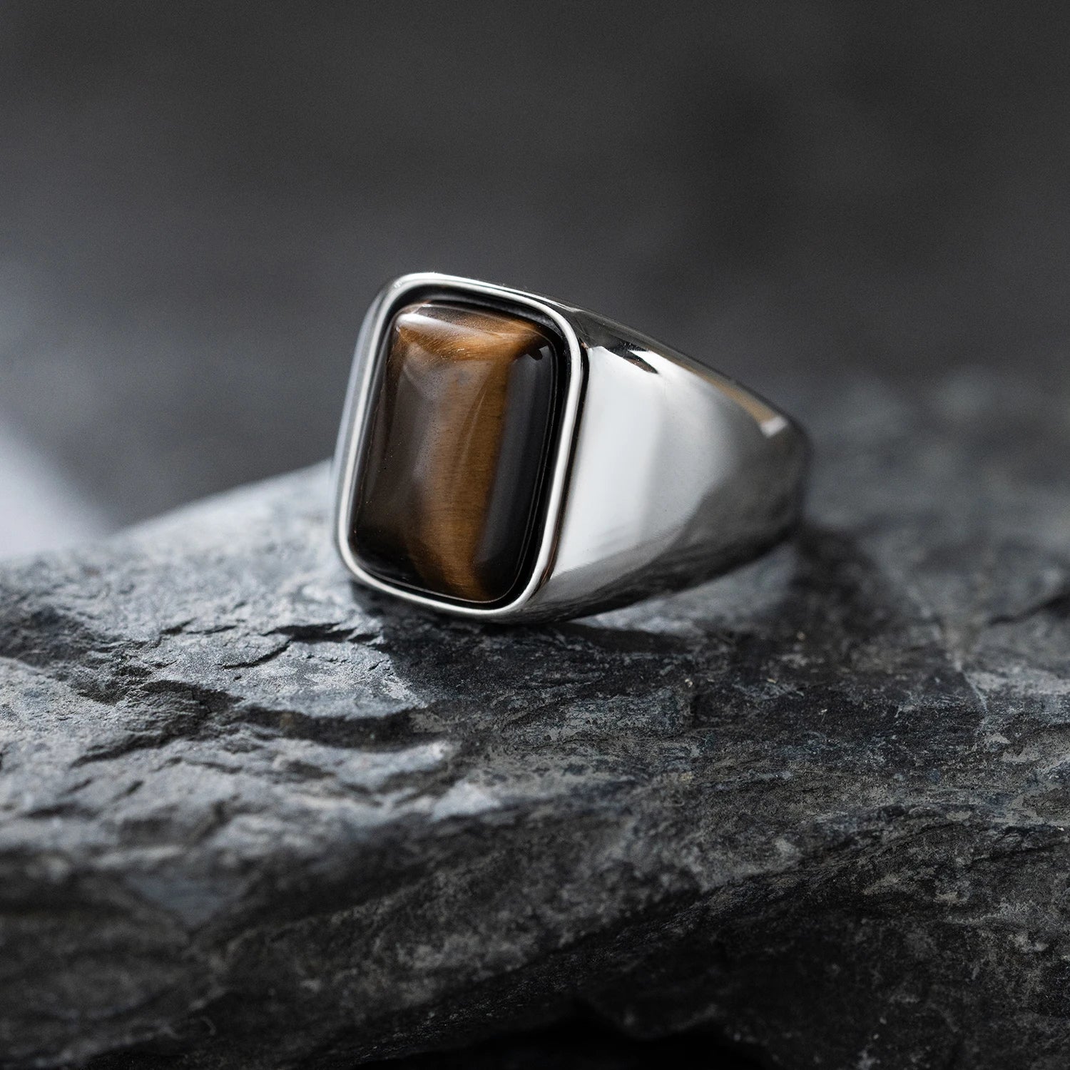 خاتم فاخر مرصع بحجر عين النمر الطبيعي، بتصميم كلاسيكي أنيق. خاتم مناسب للجنسين، مثالي للعمل أو المناسبات الرسمية. مصنوع من الفولاذ المقاوم للصدأ 316L.