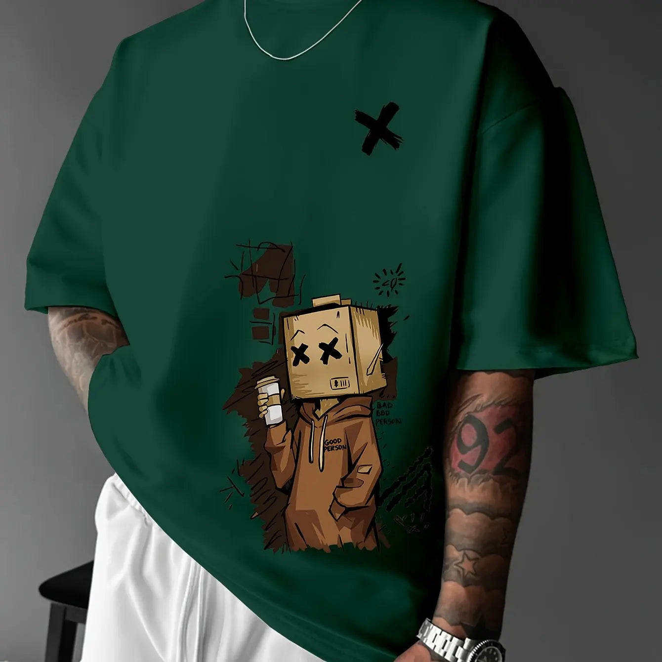 تيشيرت رجالي عصري فضفاض مطبوع عليه رسومات جرافيتي على شكل دمية، مصنوع من القطن الخالص 100%، بياقة دائرية وأكمام قصيرة.