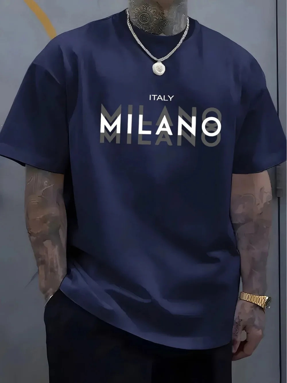 تيشيرت رجالي صيفي مريح وعصري برقبة دائرية، مصنوع من قماش يسمح بمرور الهواء، مزين بحروف وأنماط ظلال متنوعة، مناسب للأنشطة الخارجية.