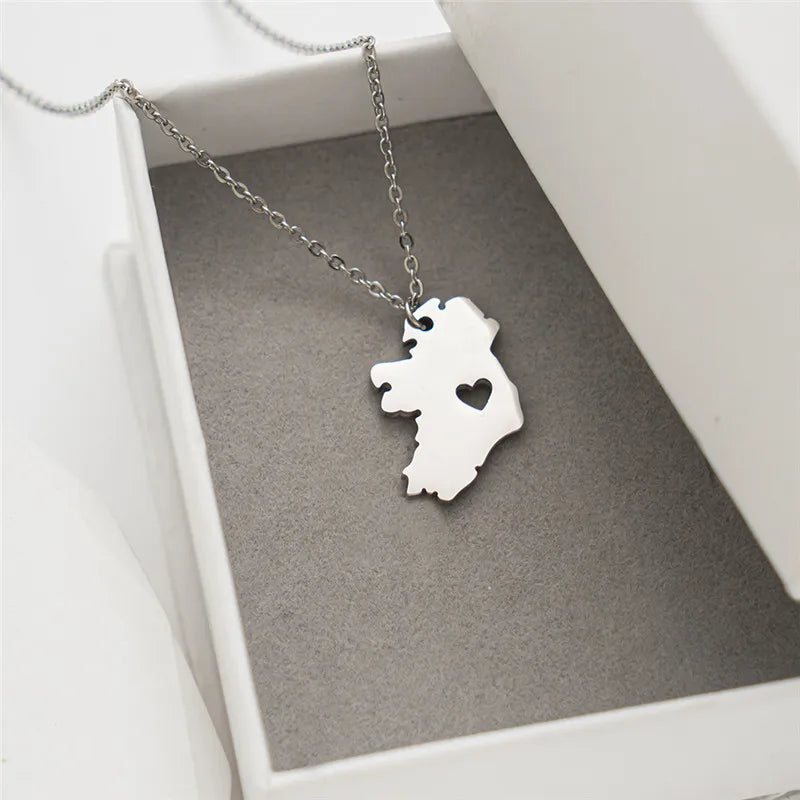 قلادة نسائية على شكل خريطة أيرلندا الوطنية المجوفة على شكل قلب