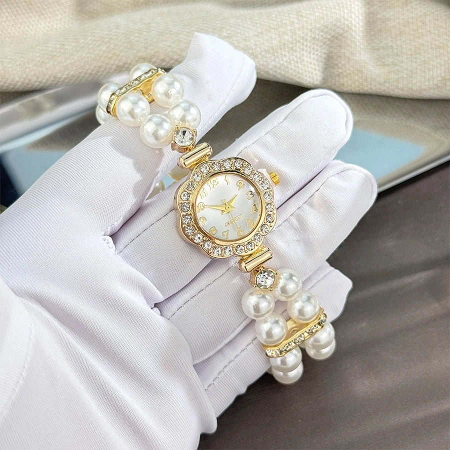 ساعة نسائية جديدة ذات صفين من اللؤلؤ مرصعة بالألماس، بسوار مطاطي، مينا رقمي عربي، تصميم بسيط وأنيق، تعمل بآلية كوارتز.