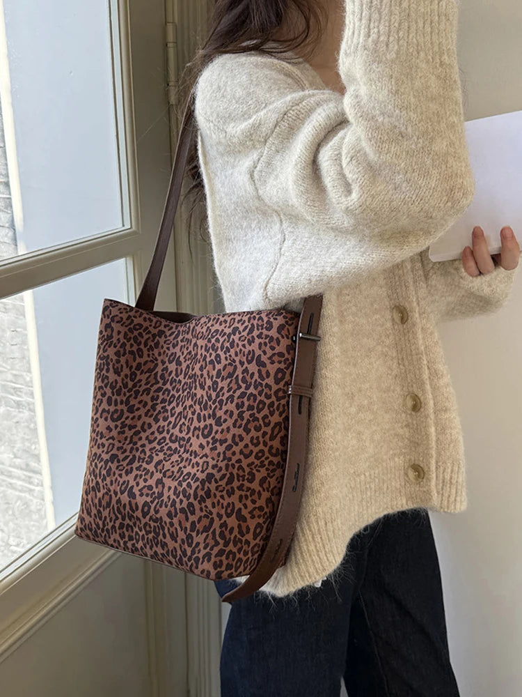 حقيبة كروس بودي من جلد الغزال بتصميم كلاسيكي جديد لخريف/شتاء 2025، حقيبة كتف كبيرة السعة، حقيبة أنيقة للتنقل اليومي للنساء