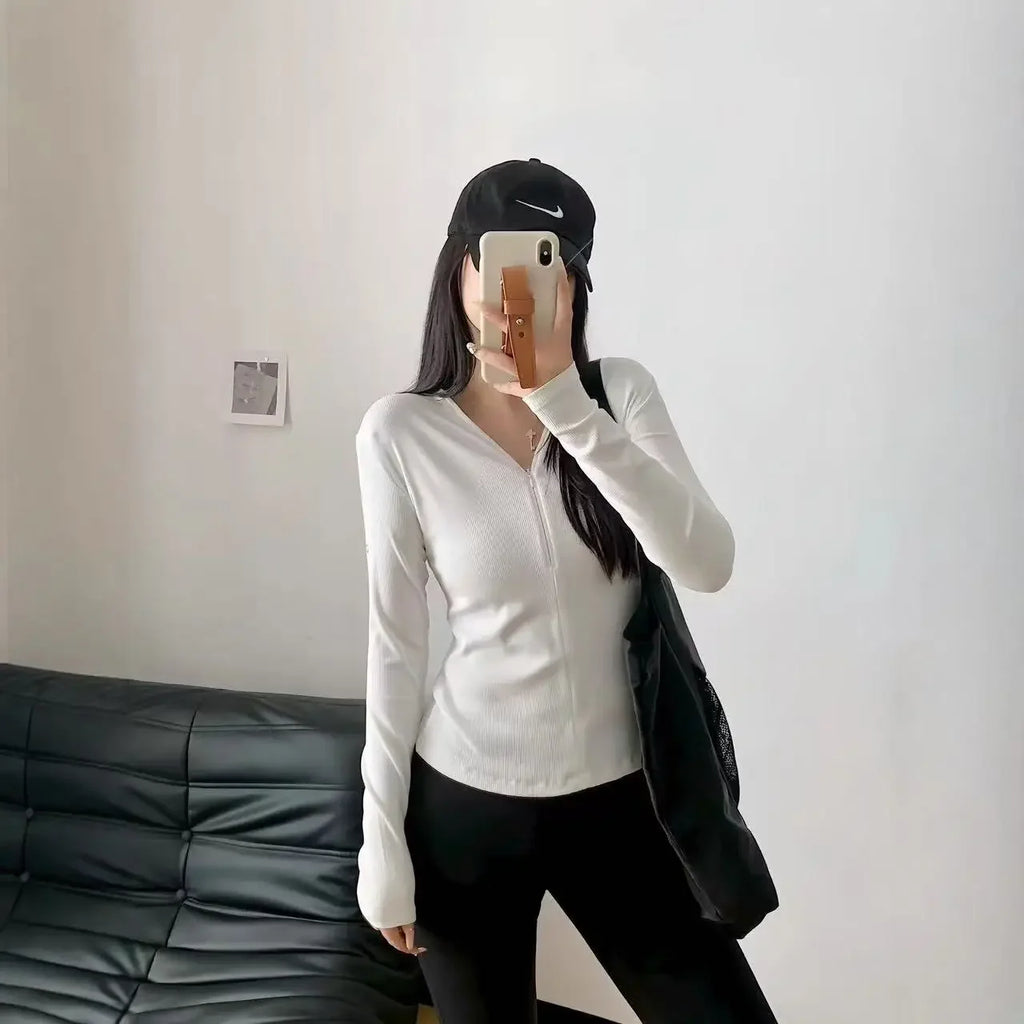 قميص رياضي نسائي ضيق أسود سادة بأكمام طويلة لممارسة تمارين اليوجا والبيلاتس واللياقة البدنية سريع الجفاف وفتحة رقبة على شكل حرف V