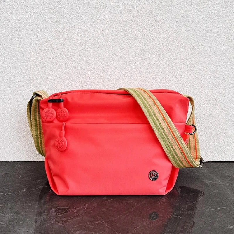 حقيبة كروسبودي نسائية من النايلون فائق الخفة، بحزام عريض قابل للتعديل، وخفيفة الوزن، مزودة بسحاب إغلاق، حقيبة أنيقة للمراسلة