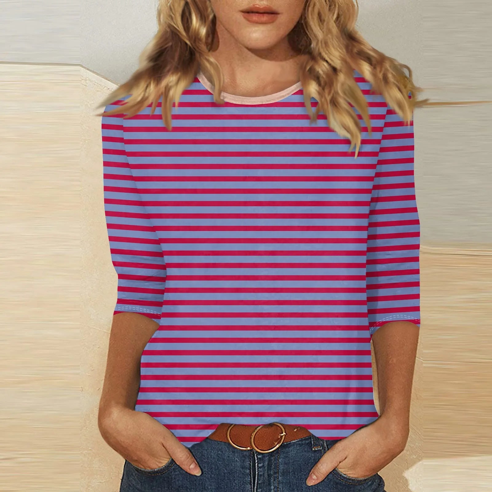 تيشيرتات صيفية نسائية عصرية وعملية، بياقة دائرية وأكمام ثلاثة أرباع، بنقشة مخططة، متوفرة بمقاسات كبيرة.