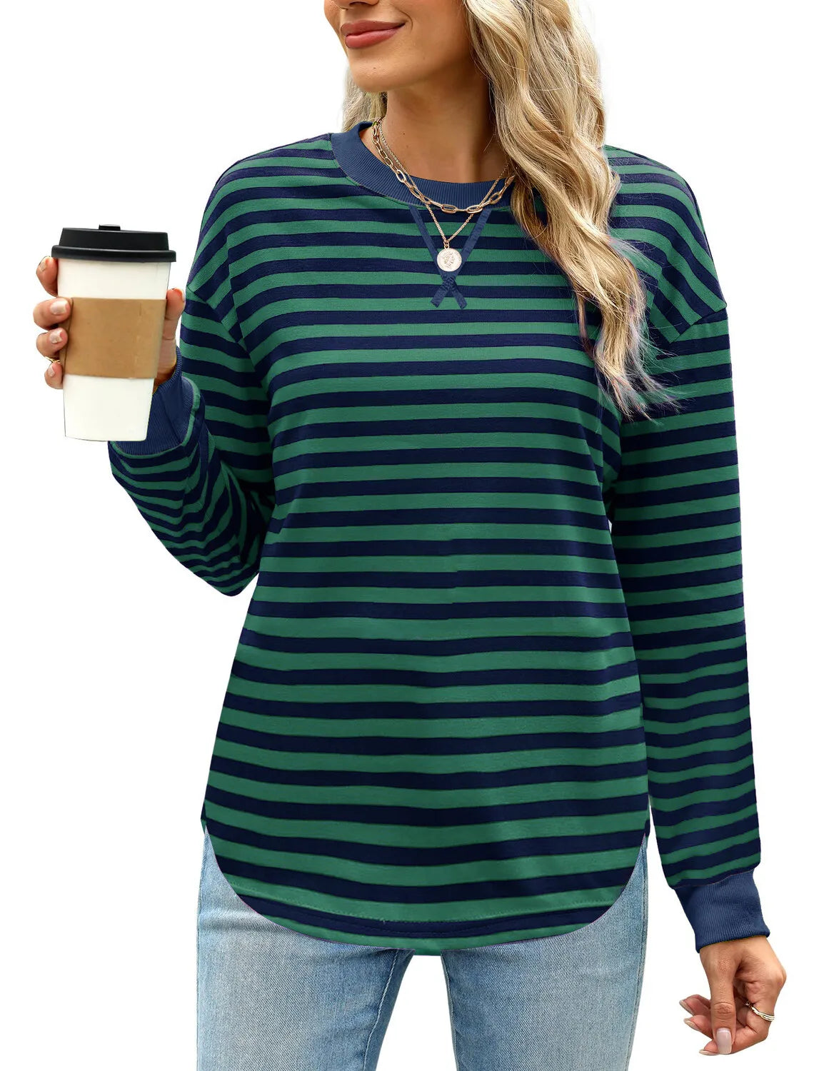 تيشيرت نسائي مخطط بأكمام طويلة وياقة دائرية، بتصميم عصري بألوان متداخلة، مناسب لفصل الخريف 2025، بلوزة كاجوال أنيقة.