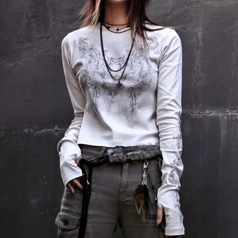 تي شيرت نسائي بأكمام طويلة بتصميم هاراجوكو ريترو بنمط إيمو من التسعينيات مطبوع عليه رسومات نارية ونمط Y2K ونمط غوث بانك ستريتوير