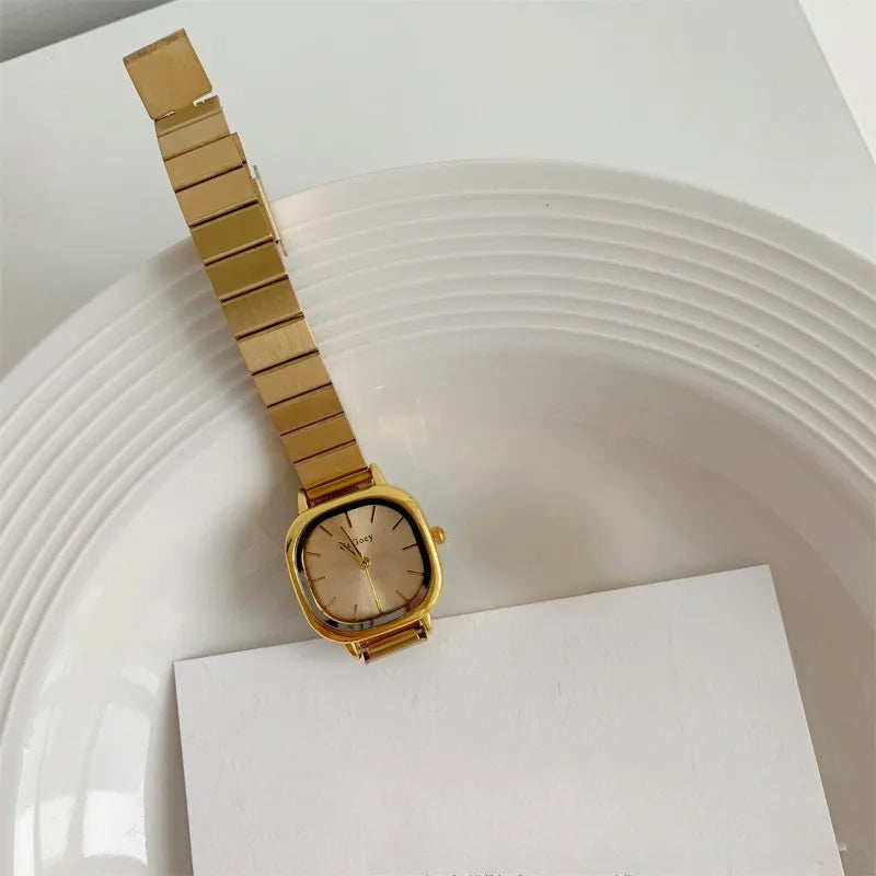 ساعة نسائية بتصميم بسيط وأنيق، تعمل بنظام إغلاق قابل للطي، مزودة بآلية كوارتز.