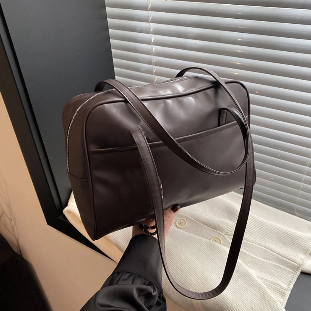 حقيبة كتف جلدية صناعية بتصميم كلاسيكي، حقيبة كروس بودي كبيرة السعة، حقيبة يد مزينة بقلادة، حقيبة كتف