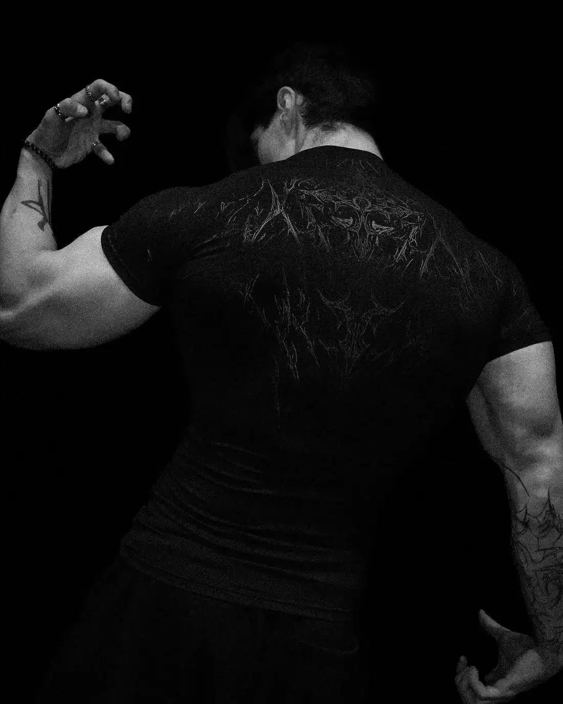 تي شيرت رجالي رياضي بأكمام قصيرة وعملي داكن اللون بتصميم وحش الليل الجديد المتقدم بتصميم قوطي تجريدي من عضلة الطوطم