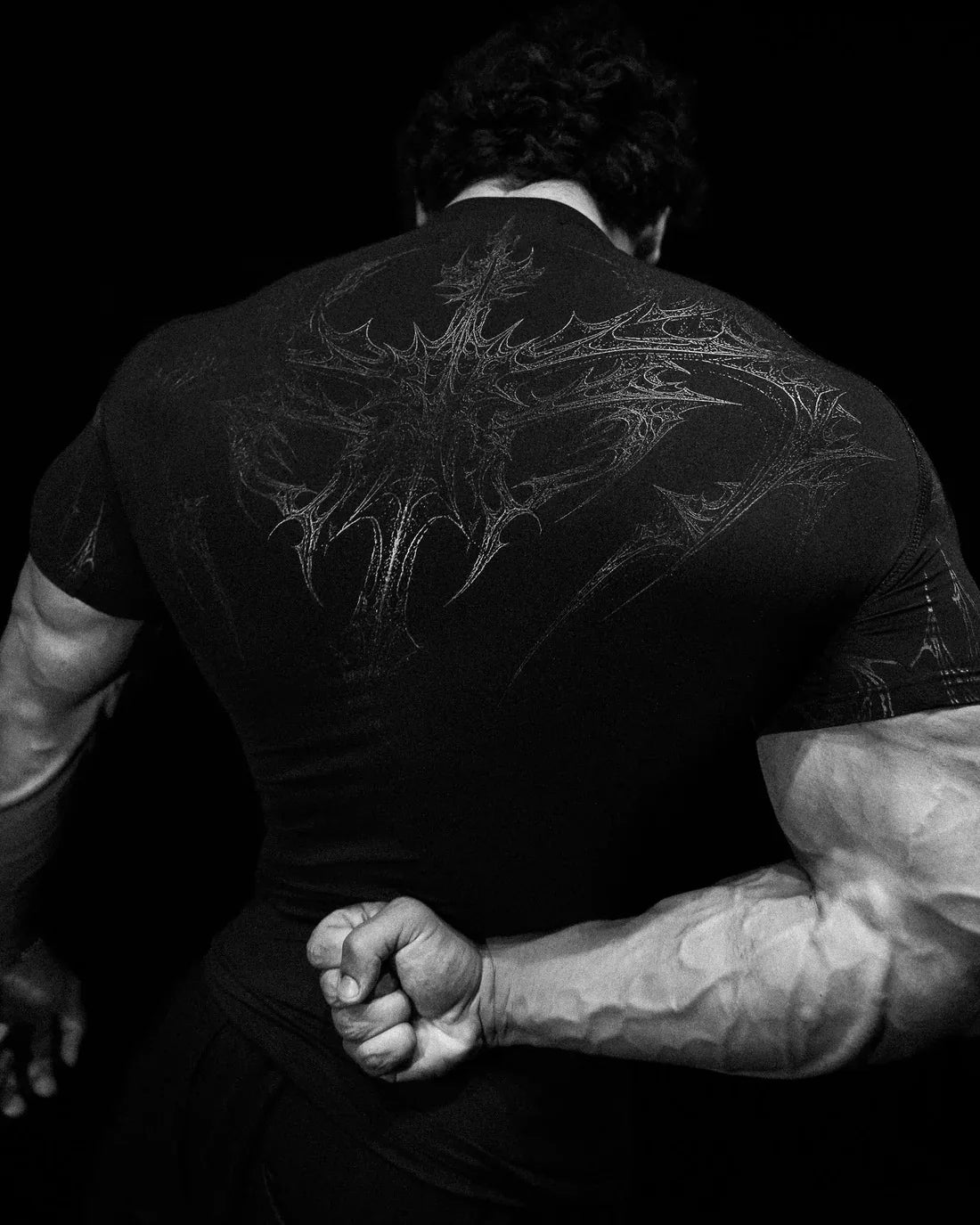 تي شيرت رياضي رجالي بطبعة قوطية داكنة، تي شيرت عضلي عالي المرونة وسريع الجفاف للتدريب على كمال الأجسام صيف 2025