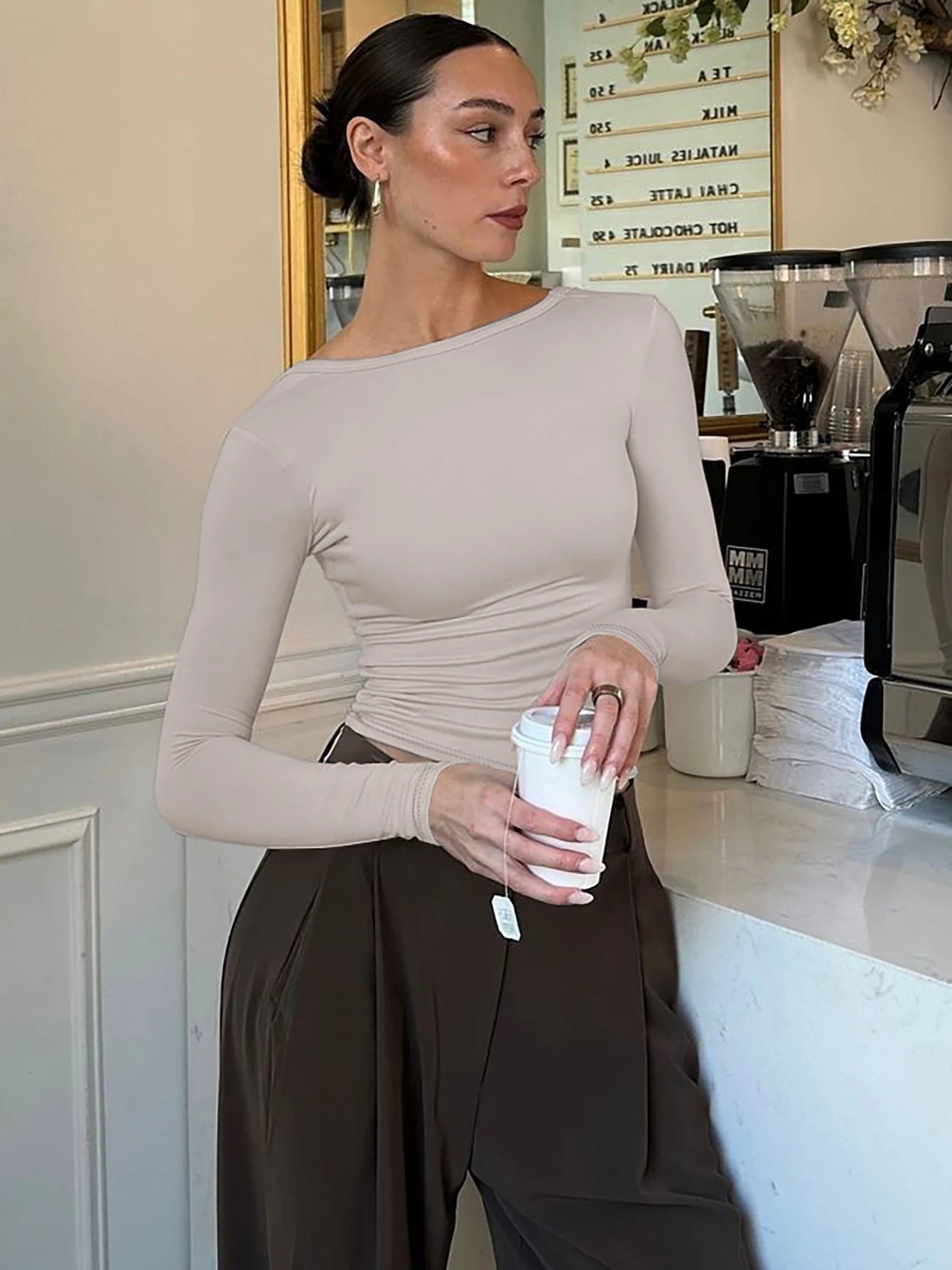 تيشيرت نسائي أنيق من Hugcitar، بياقة دائرية، بدون ظهر، بأكمام طويلة، بتصميم قصير وقصة ضيقة، مثالي لإطلالة خريفية أنيقة وعصرية، مناسبة للحفلات والمهرجانات والنوادي.