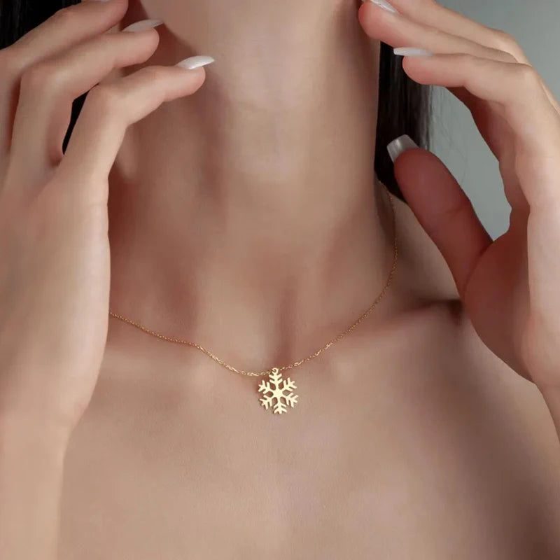 قلادة مجوفة مطلية بالذهب عيار 18 قيراطًا على شكل ندفة ثلج عيد الميلاد من الفولاذ المقاوم للصدأ للنساء مجوهرات عصرية