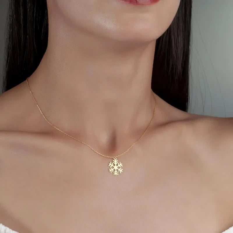 قلادة مجوفة مطلية بالذهب عيار 18 قيراطًا على شكل ندفة ثلج عيد الميلاد من الفولاذ المقاوم للصدأ للنساء مجوهرات عصرية