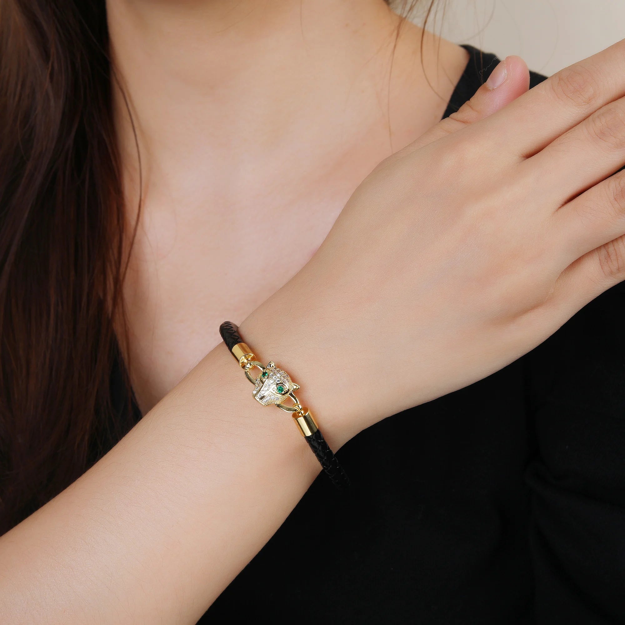 سوار جلدي مضفر بتصميم رأس نمر، مناسب للرجال والنساء، مصنوع من الفولاذ المقاوم للصدأ ومرصع بالزركونيا، للاستخدام اليومي.