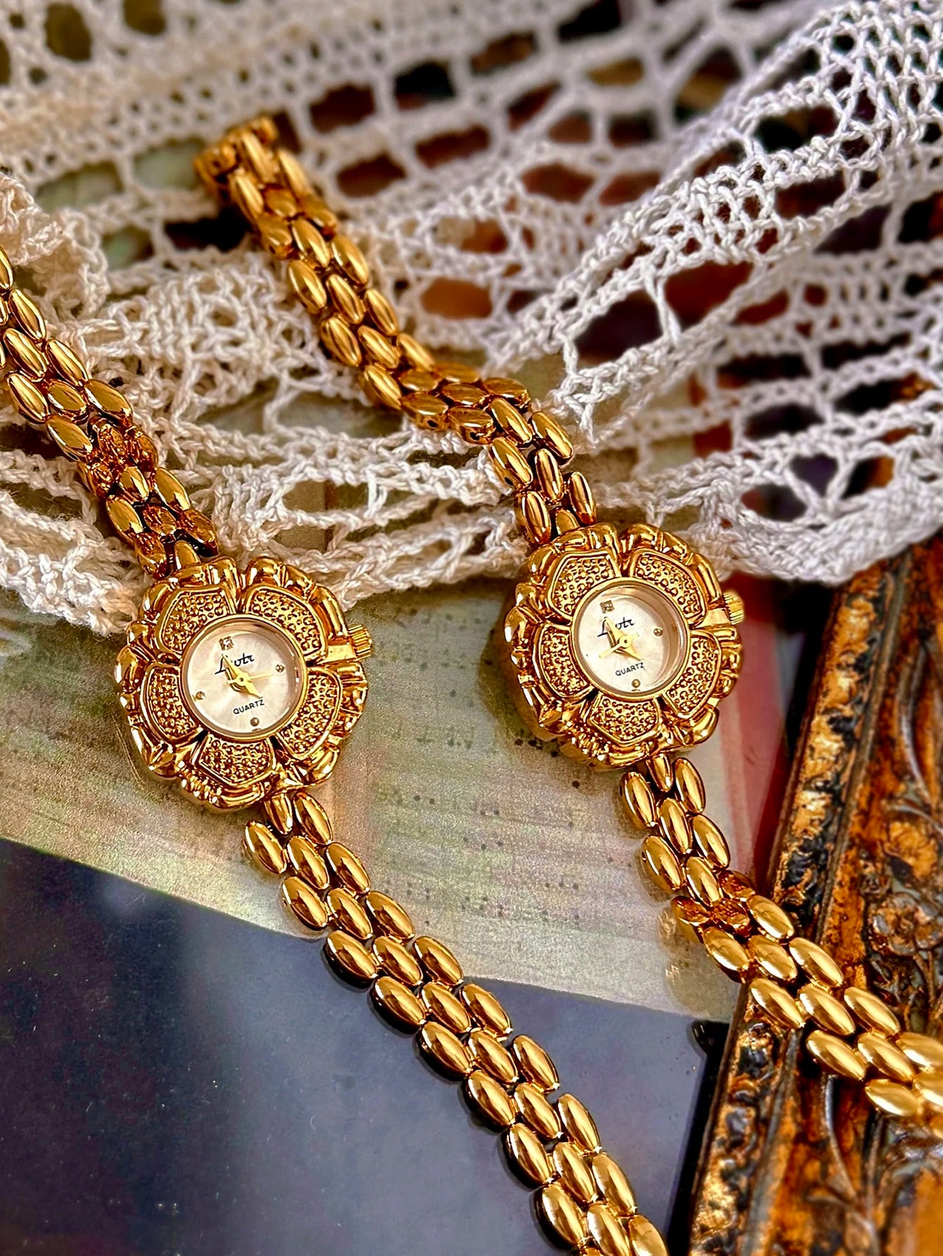 ساعة يد نسائية جديدة بتصميم كلاسيكي فرنسي، مزينة بزهرة الكاميليا الذهبية، ذات مينا صغير، عصرية، بسيطة، فاخرة، أنيقة، وصغيرة الحجم، تعمل بنظام كوارتز، مزودة بسوار من الفولاذ المقاوم للصدأ، لون موحد ومتينة، مناسبة للارتداء اليومي، وللمناسبات الرسمية.