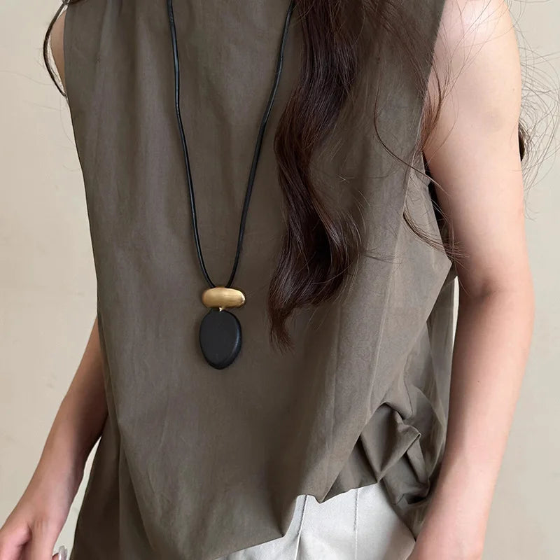 قلادة نسائية عتيقة من الخشب البيضاوي من FTCY بتصميم بسيط غير لامع من المعدن قابلة للتعديل وحبل من الجلد وسلسلة من المجوهرات