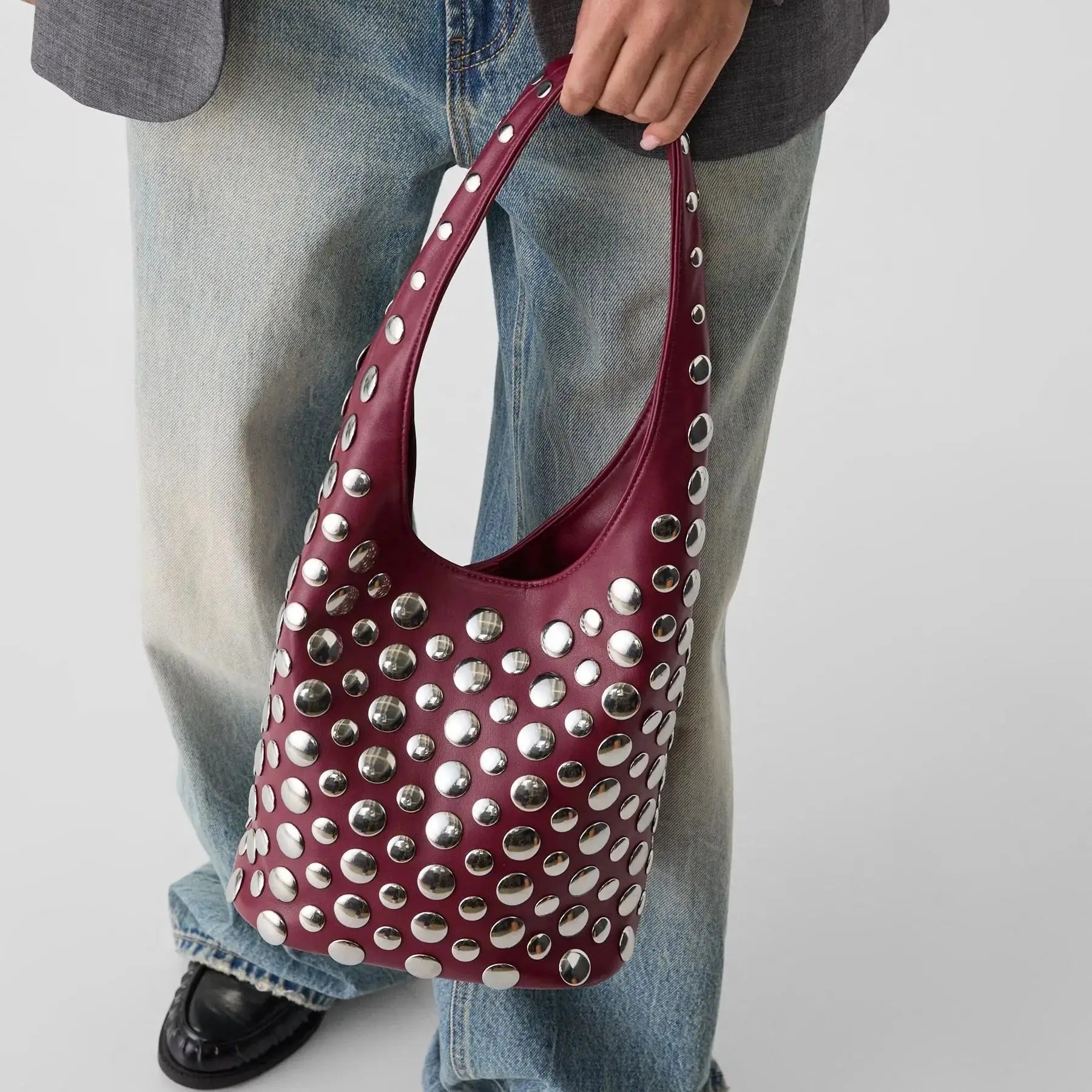 حقيبة دلو فاخرة بتصميم بانك مزينة بمسامير دائرية مزدوجة الوجه، حقيبة كتف أنيقة للسيدات ذات سعة كبيرة