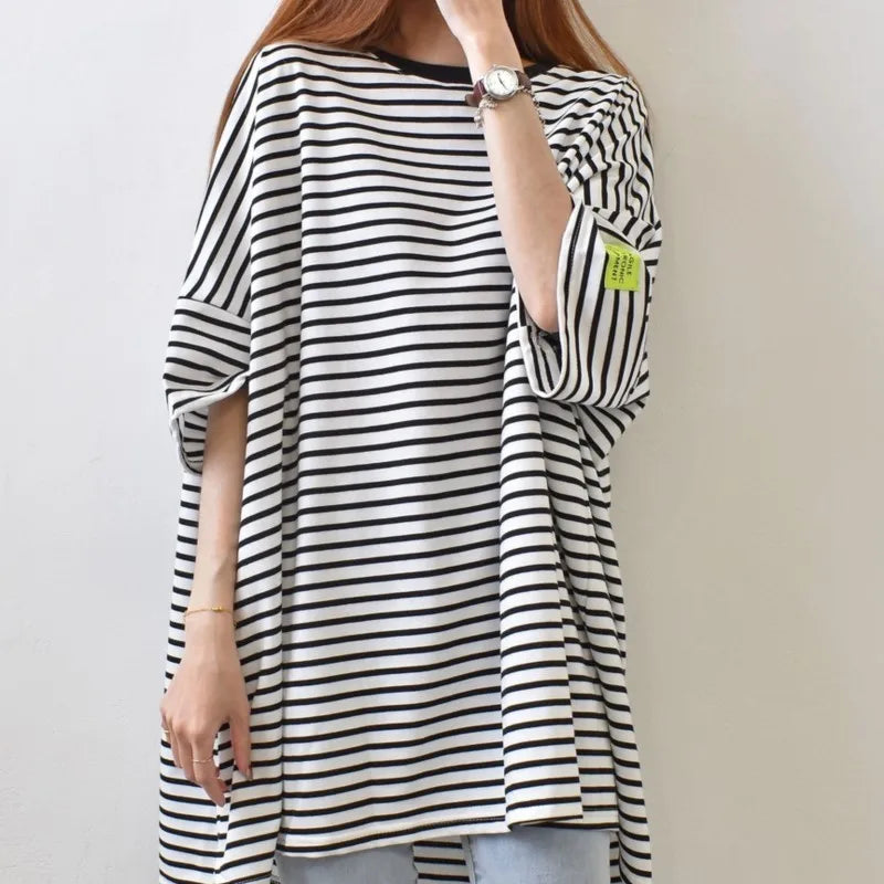 تيشيرت نسائي فضفاض بياقة دائرية مخططة بأكمام قصيرة وطول متوسط، مريح وعملي، مناسب لفصل الصيف، خفيف الوزن وأنيق ومتعدد الاستخدامات