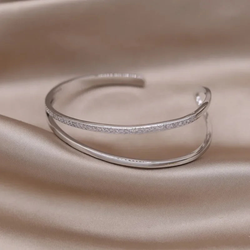 2024 تصميم جديد فرنسي مجوهرات الأزياء مطلية بلونين الزركون حرف X سوار افتتاحي أنيق للنساء إكسسوارات العمل اليومية